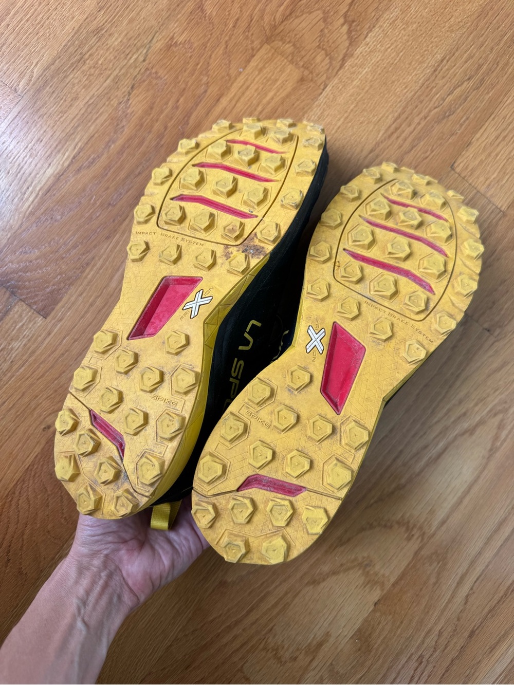 La Sportiva Men’s Black and Yellow Trail Runners - Picture 4 of 4